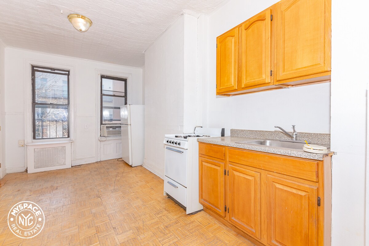 Primary Photo - 552 Grand St