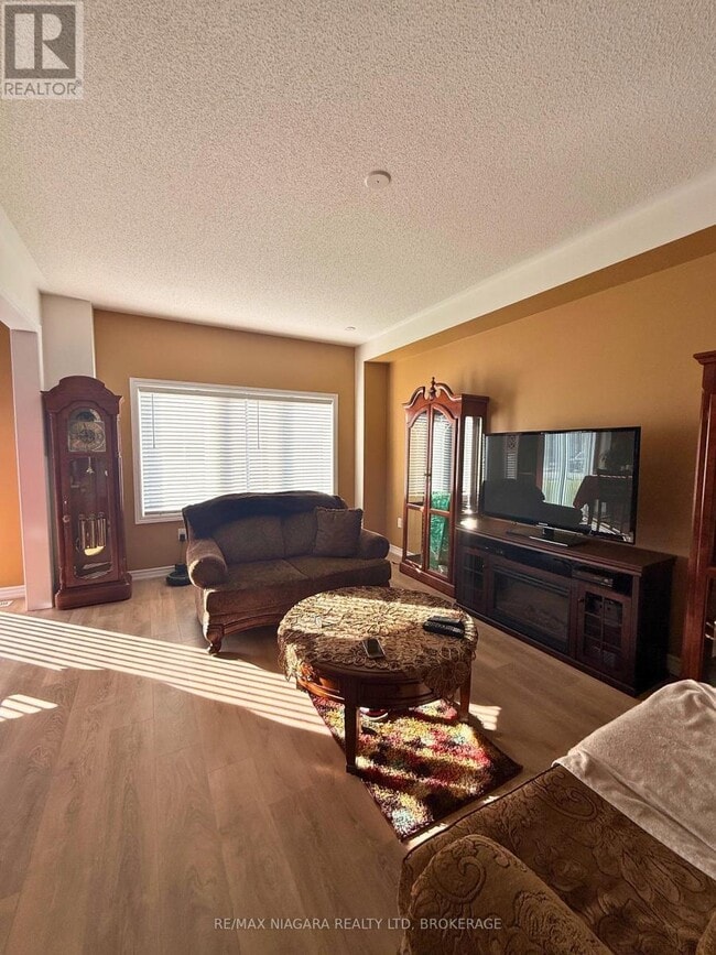 Building Photo - 43 Cottonwood Cres