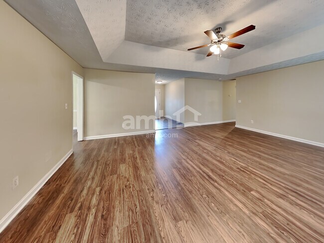 Building Photo - 8 Fenwick Ct