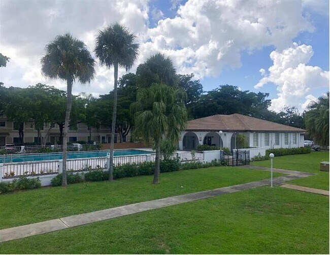 Foto del edificio - 2710 Riverside Dr