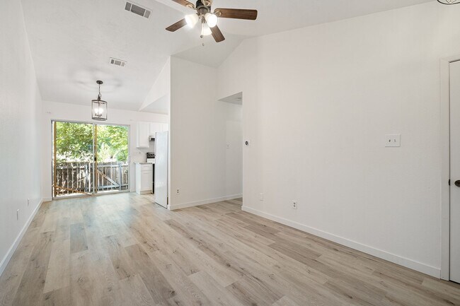 Foto del edificio - Simple & Updated 1 Bedroom, 1 Bath Condo N...