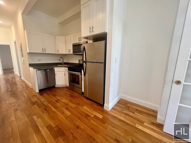 Foto del edificio - 3BR 1BA Sunny Sky Light Top Floor