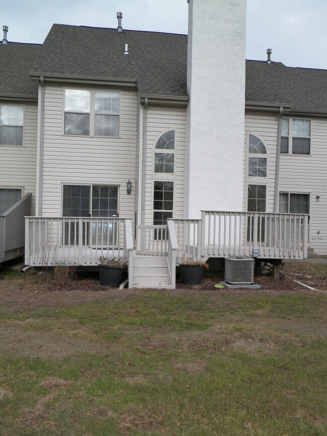 Foto del edificio - 5077 Rosewood Dr