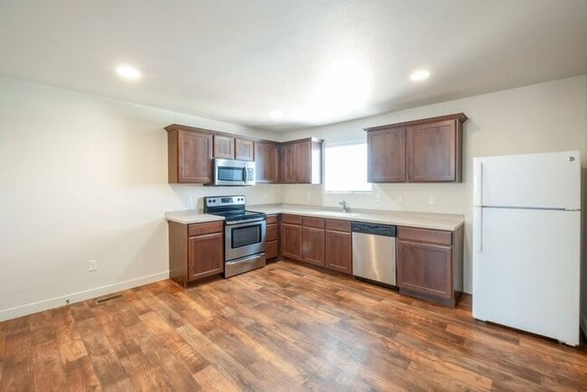 Building Photo - Beautiful 3 Story Vineyard Townhome