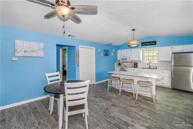 Building Photo - 18 W Hibiscus St