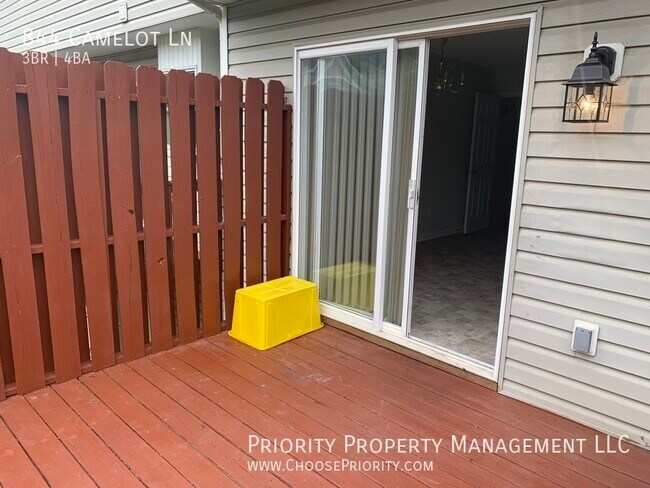 Foto del edificio - 844 Camelot Ln