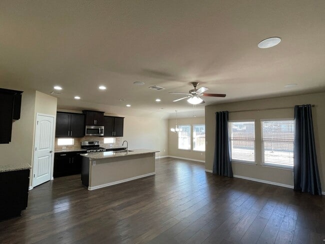 Building Photo - Great 3BR/2BA home on a spacious corner lo...