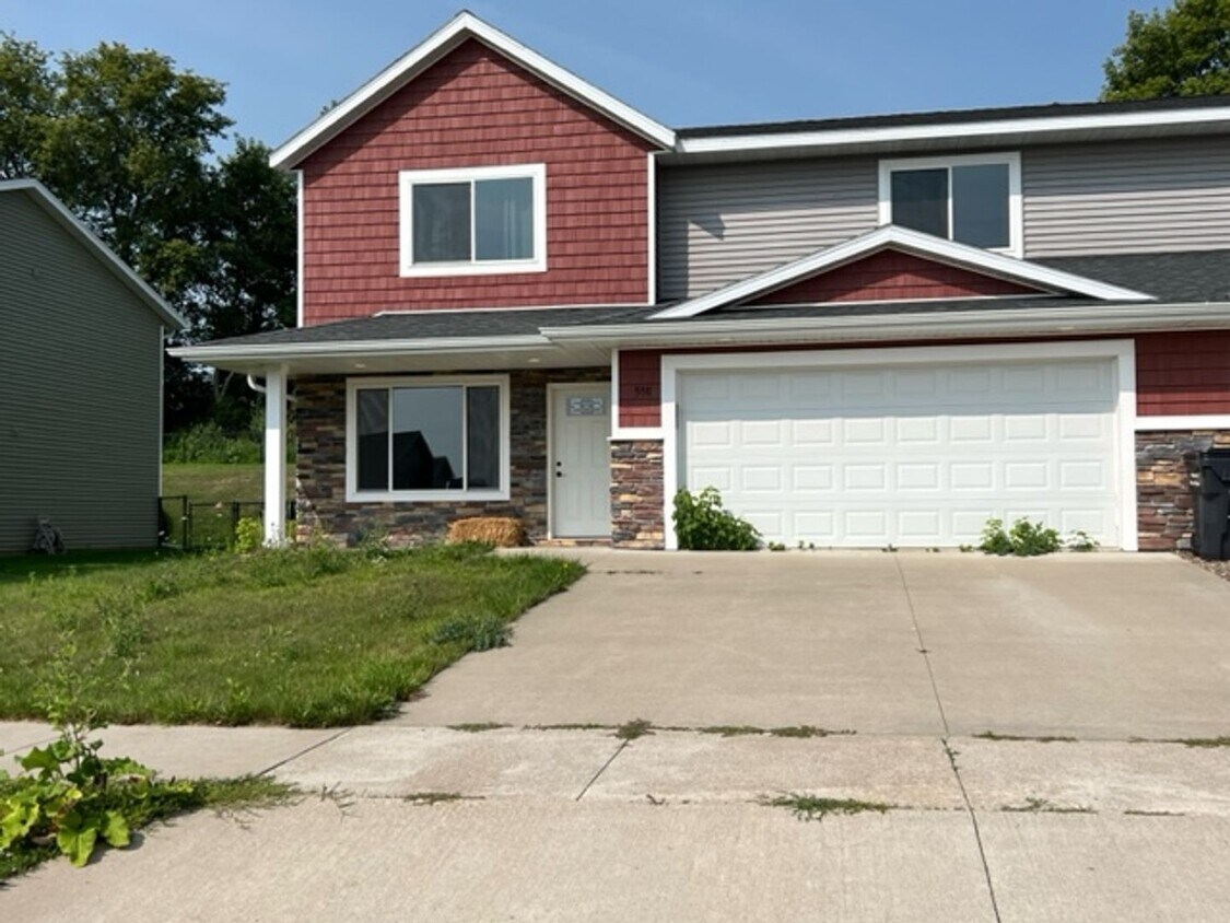 Primary Photo - BEAUTIFUL & SPACIOUS 4 BEDROOM/2.5 BATH DU...