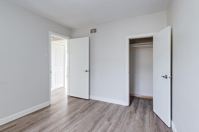 Building Photo - Scenic Court