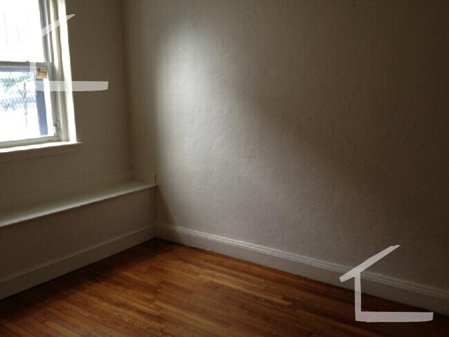 Building Photo - 9/1 No Fee! Garden/ground floor 1BR apartm...