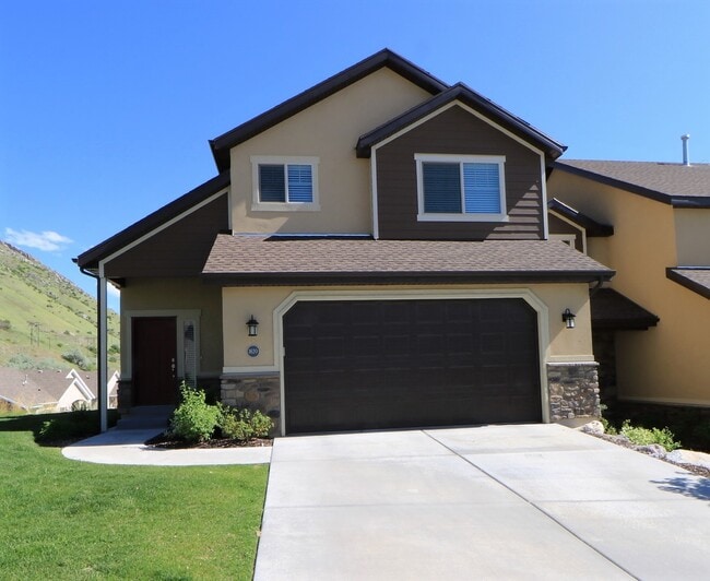 Building Photo - Beautiful 4 bed 3.5 bath townhome in Aspen...