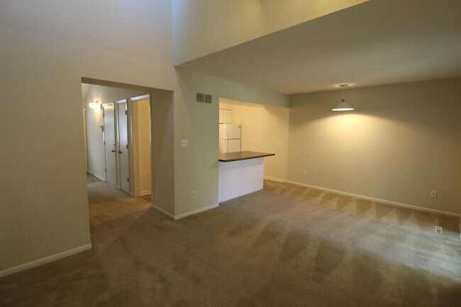 Building Photo - 2 Bedroom 1 Bath Duplex in the Westport Area