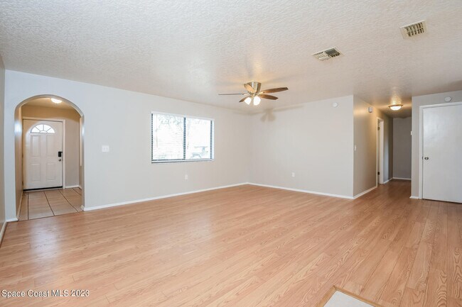 Foto del edificio - 1320 Arlington Cir