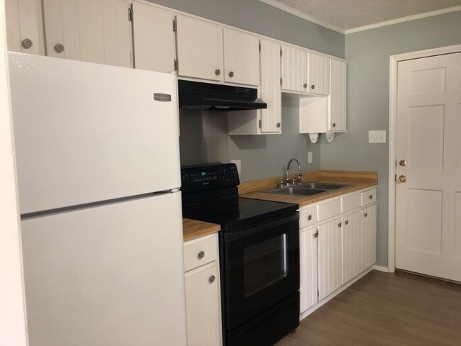 Building Photo - 2 Bedroom 1 Bath Duplex Ready for Rent!
