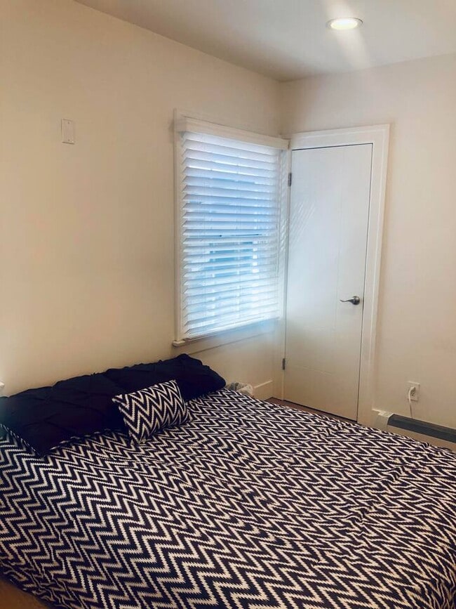 Photo - 1037 W 73rd St House