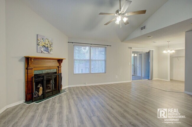 Foto del edificio - 7945 Parklane Ct