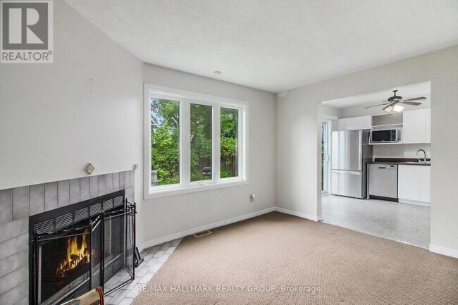 Building Photo - 3050-3050 Victoria Heights Crescent
