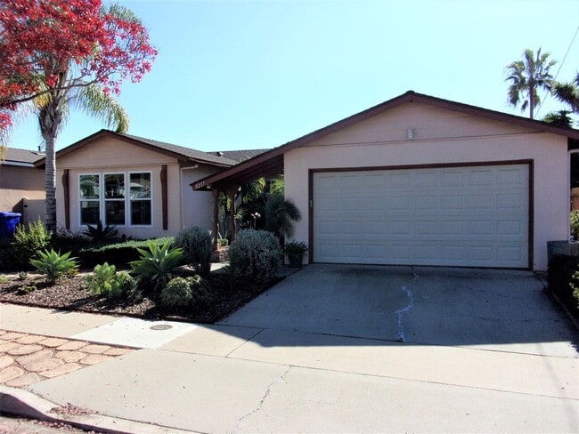 Building Photo - 4bedrm 2 1/2 bath house with yard & garage...