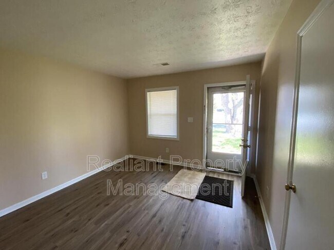 Foto del edificio - 1840 Chatsworth Dr