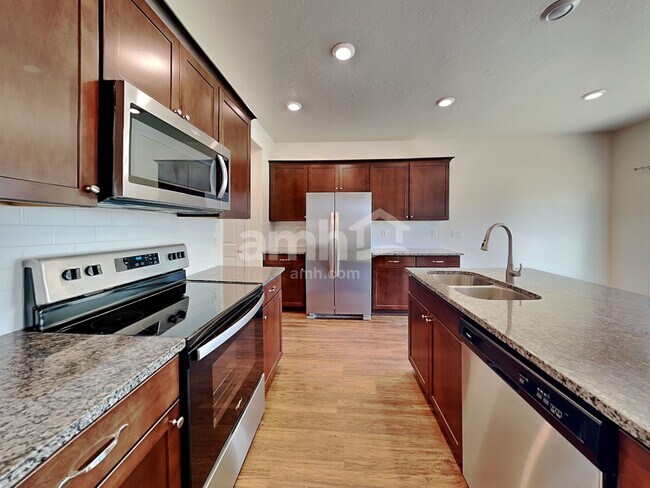 Building Photo - 825 W Grover Ct