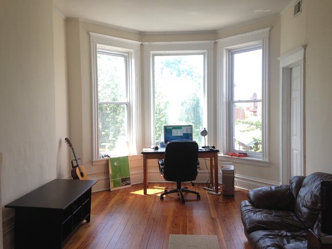 Foto del edificio - 2138 W Race Ave