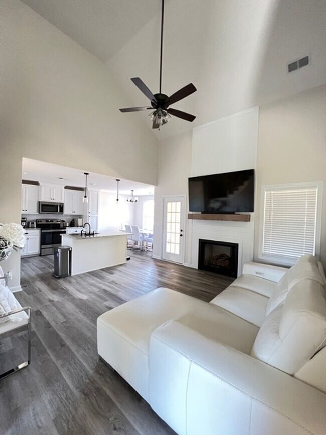 Building Photo - Beautiful Home Coming Soon!