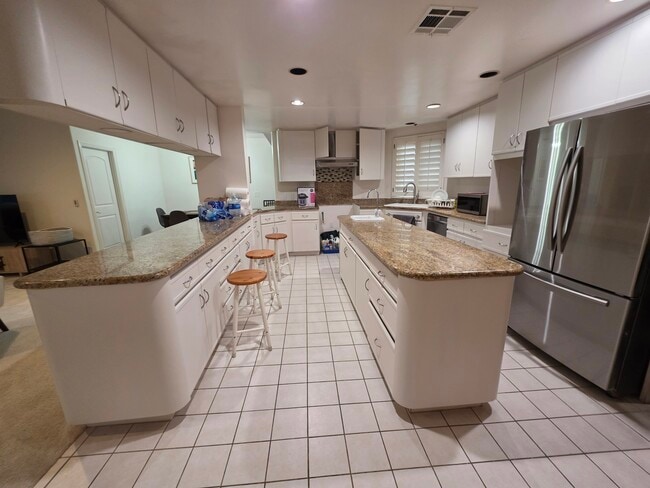 Building Photo - 390 S Sepulveda Blvd