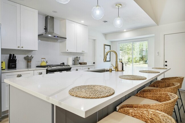 Full Kitchen - 9414 Meadow Vale