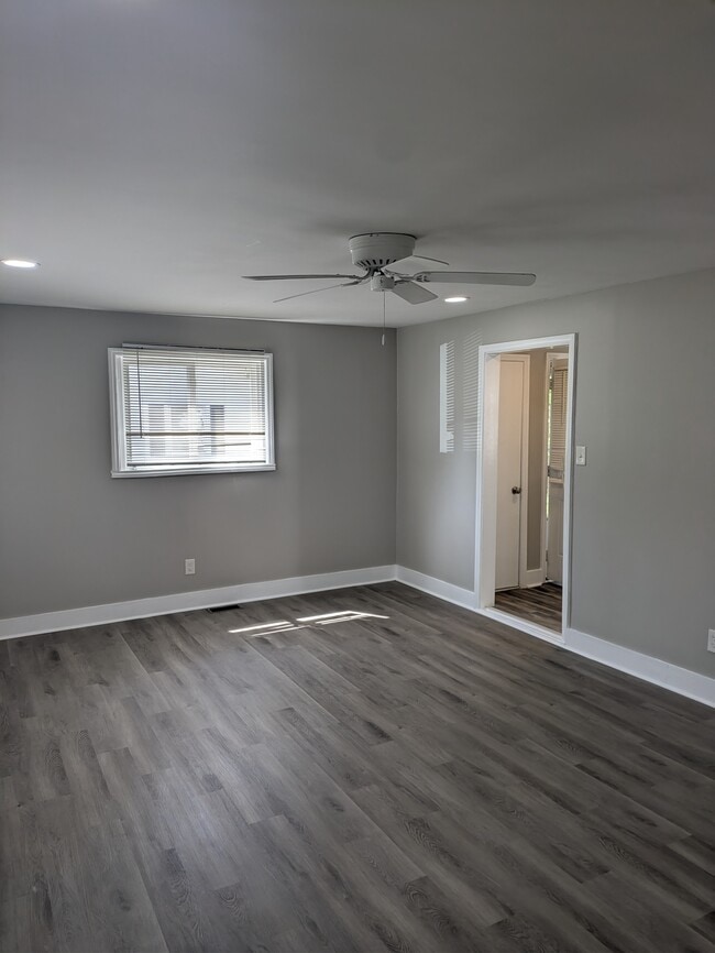 Building Photo - 806 N Woodland Dr