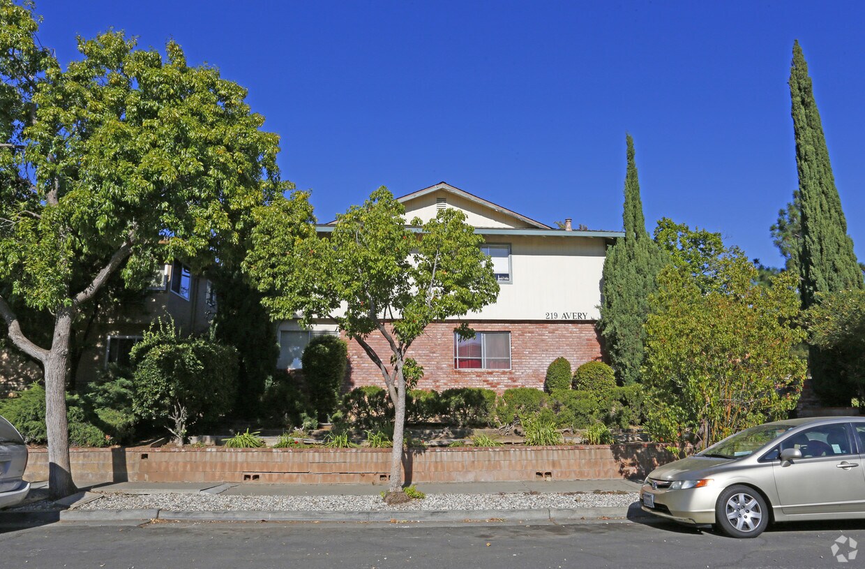 Foto del edificio - 219 Avery Ln