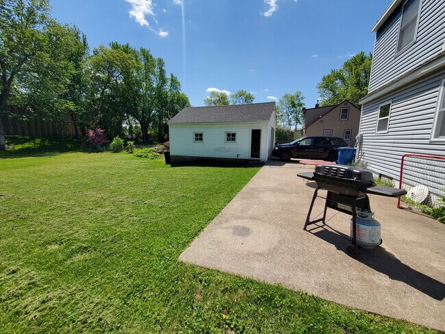 Enjoy grilling on the back patio - 432 Decatur Ave N