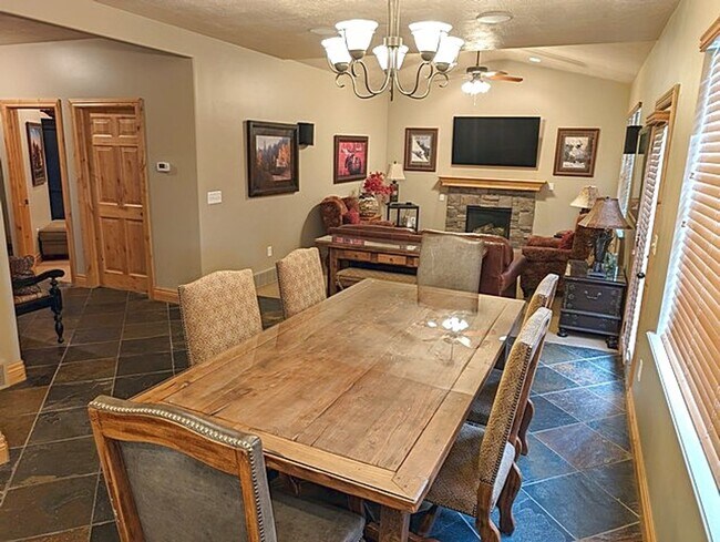 Foto del edificio - Spacious Partislly or Fully Furnished Jordanelle Townhome