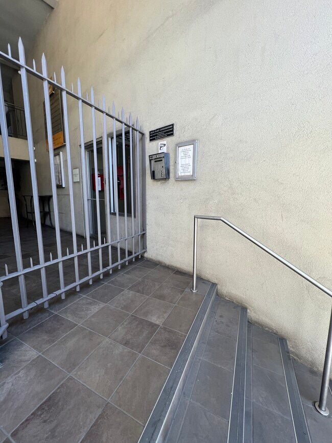 CABINA DE LLAMADA - 333 Julia St