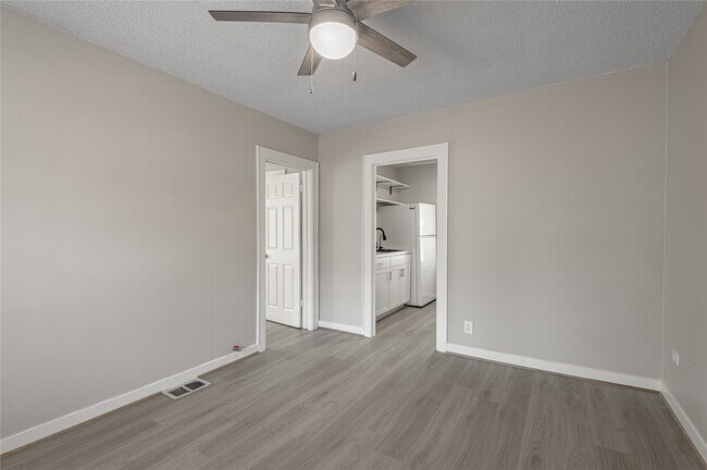 Building Photo - 811 B Sam Houston Ave