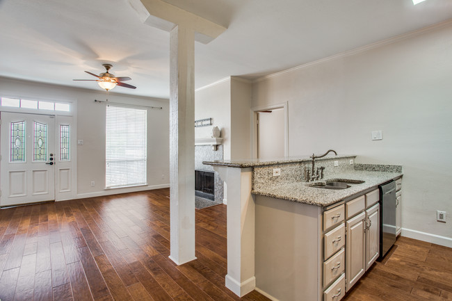 Kitchen - 6318 Richmond Ave