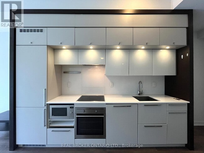 Building Photo - 15 Grenville St