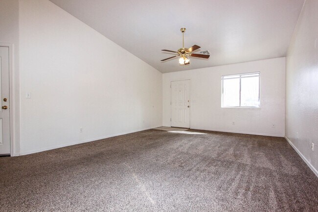 Foto del edificio - 3200 N Greg Dr