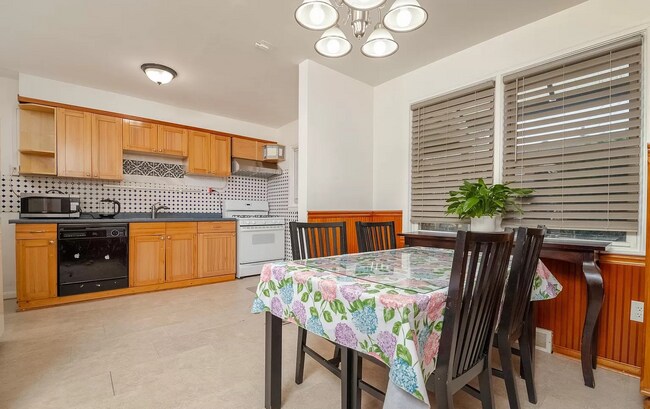 Comedor y cocina - 1745 Amuskai Rd