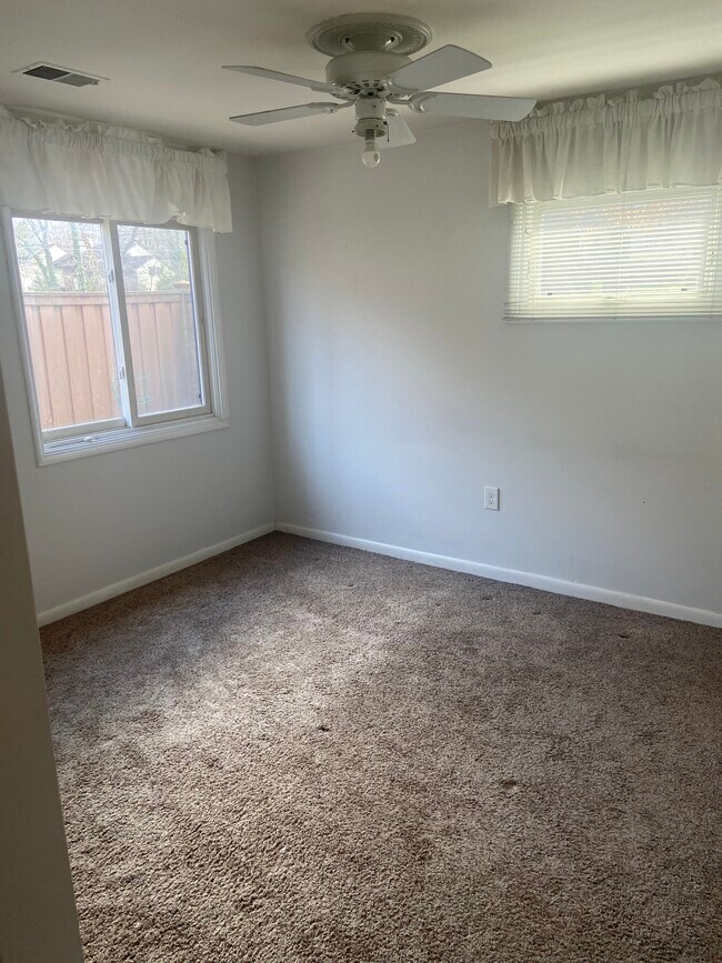 Dormitorio - 7621 Carteret Rd