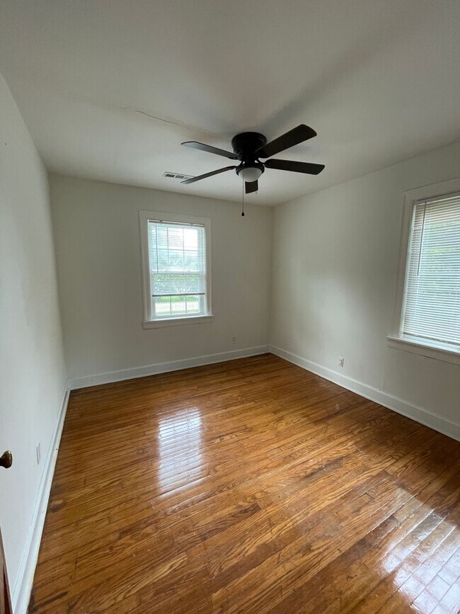 Building Photo - Renovated 2 bed room 2 bath. $ 1450.00  cl...