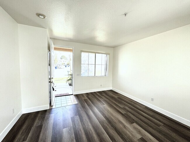 Building Photo - Beautiful 3 Bedrooms, 2.5 Baths Single Family Home with Golf Course Views For Lease