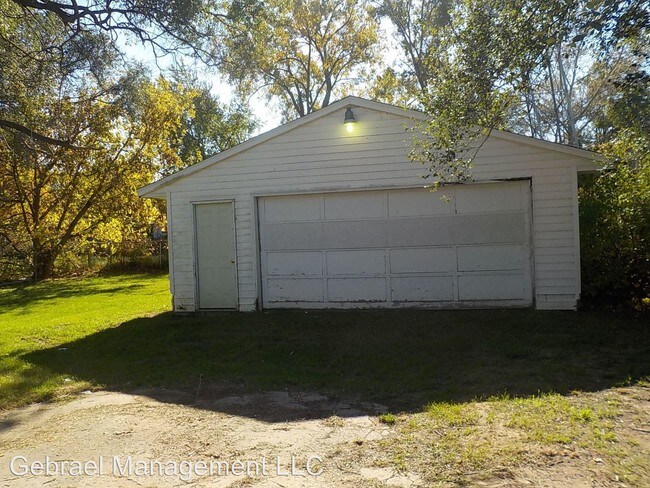 Building Photo - 2710 E Pierson Rd