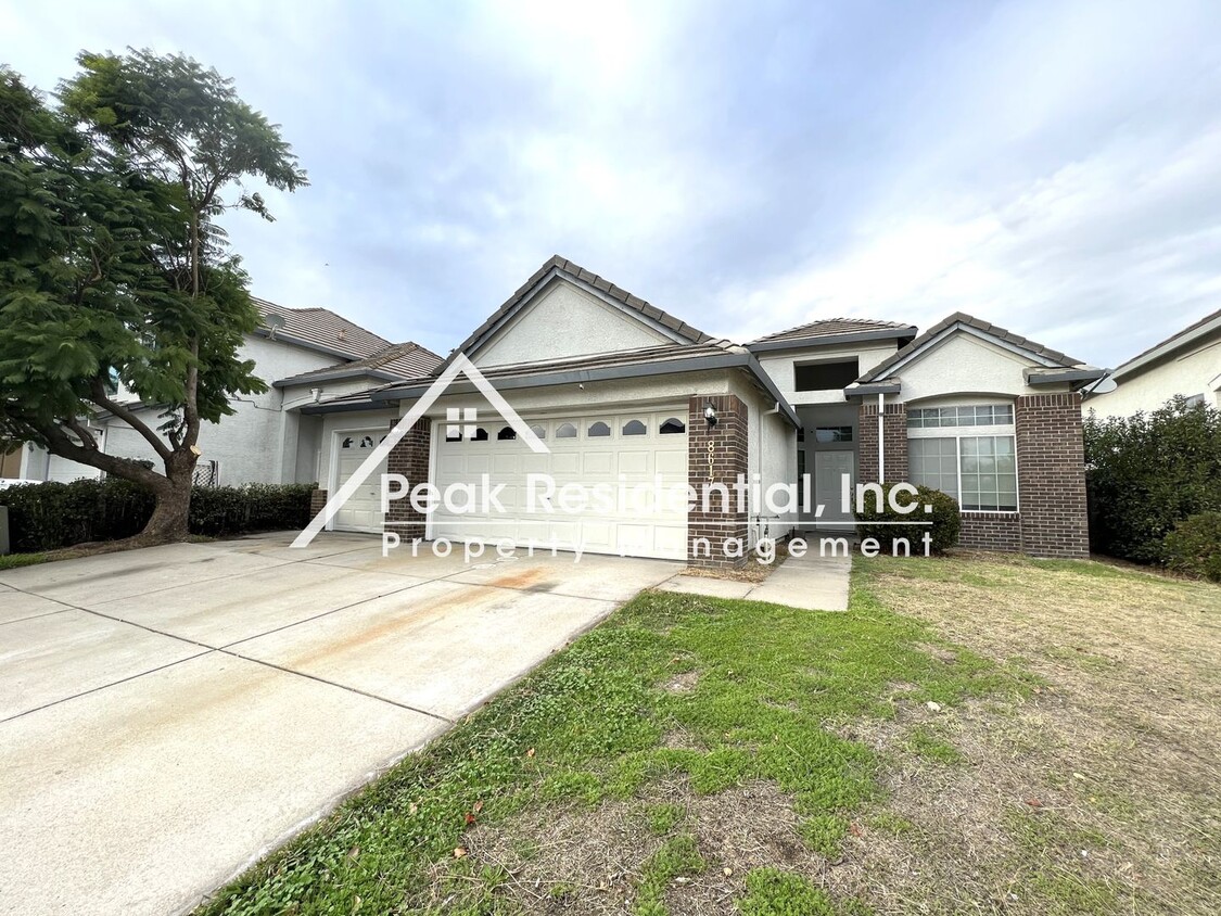 Foto principal - Updated 4bd/2ba Vintage Park Home with 3 C...