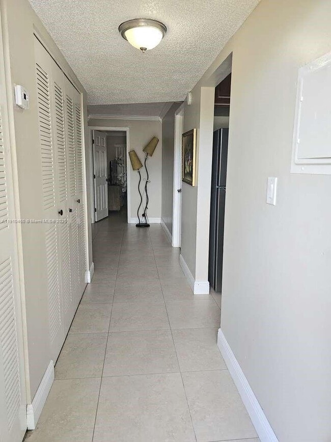 Foto del edificio - 8301 Sands Point Blvd