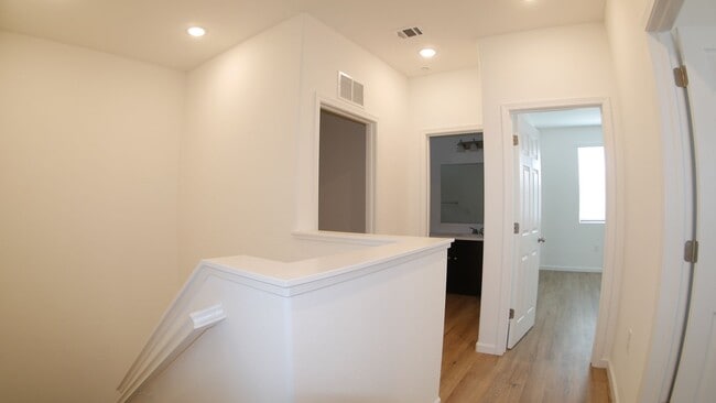 Building Photo - 1012 Buena Vis Ln