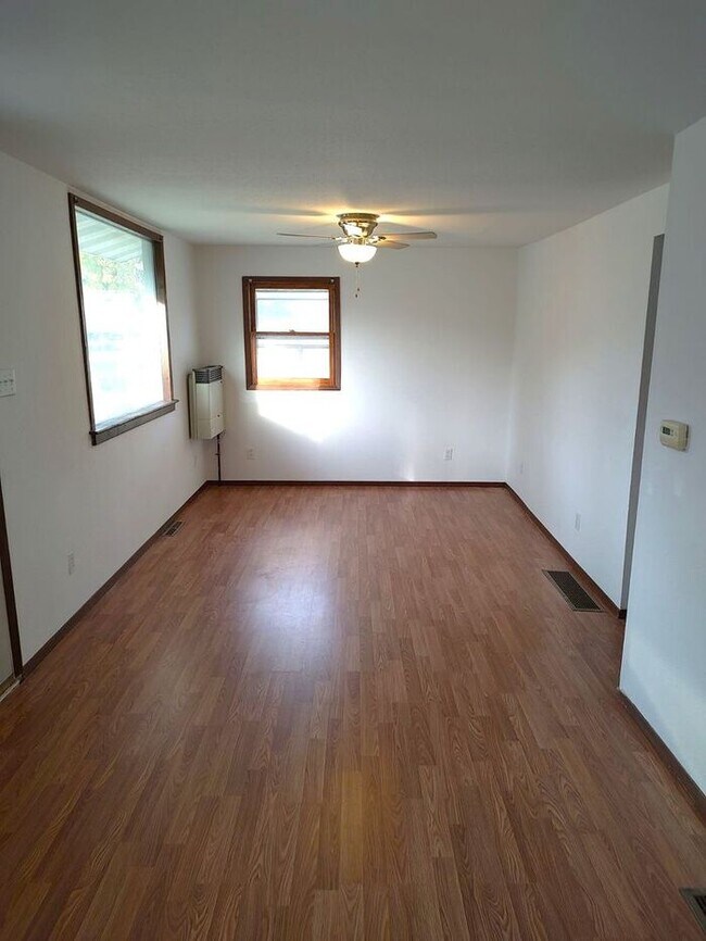 Building Photo - FOR RENT- 7 6th St in Oelwein 1 bedroom ho...