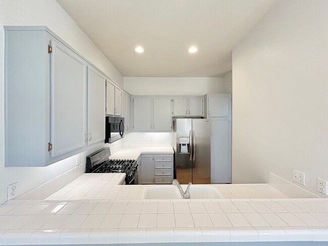 Foto del edificio - Beautiful 3BD/2.5BA W/ Attached Garage and In-Unit Laundry in Pacific Beach!