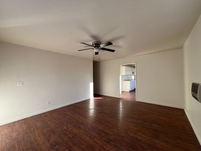 Foto del edificio - 3 Bedroom 1 Bathroom House with Huge Fenced Yard Near Schools, Park & Community Pool