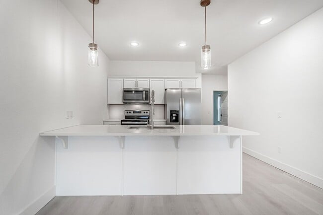 Building Photo - Beautiful townhome off of I St!