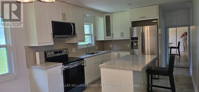 Building Photo - 316 Rossland Rd W